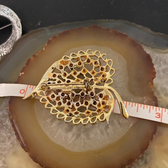 Vintage gold & red glass brooch.  Final !  2.25" x 2" - Picture 10 of 11